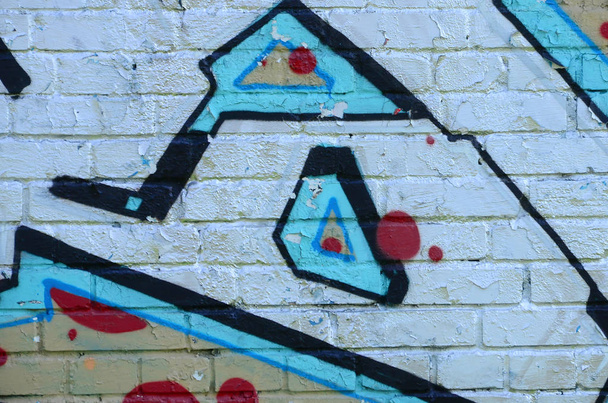 Részlet rajzok graffiti. A régi fal festék foltot a stílus a street art-kultúra díszített. Színes háttér textúra hideg tónusok. - Fotó, kép
