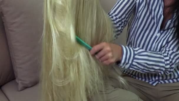 Mujer peinando peluca de cerca
 - Imágenes, Vídeo