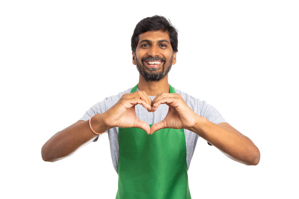 Indiano hipermercado masculino ou empregado de supermercado fazendo sinal em forma de coração como conceito de amor isolado no branco
 - Foto, Imagem