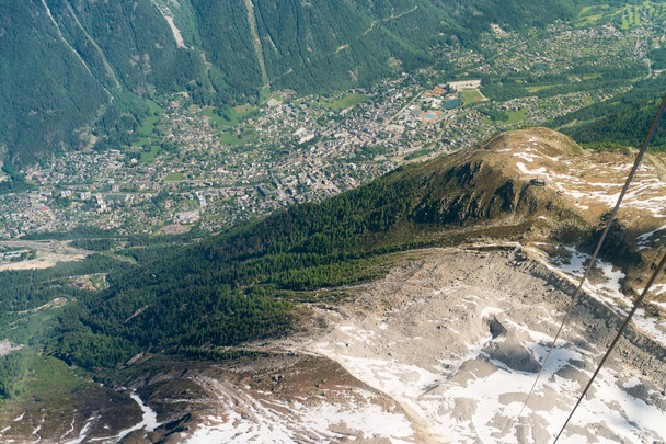 panorama das montanhas do vale de Chamonix, Aiguille de Mesure e Aiguille de la Tte Plate de Train du Montenvers-Mer de Glace, Haute-Savoie, França
 - Foto, Imagem