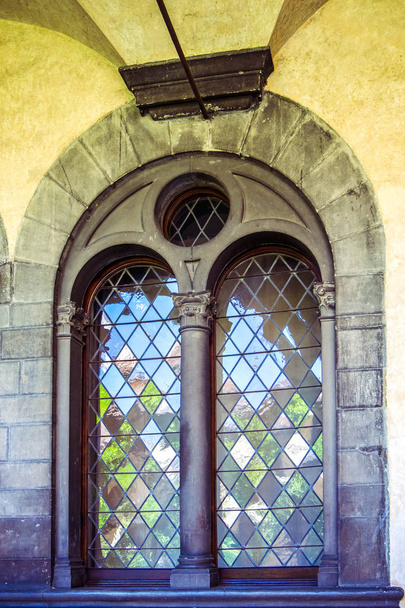 Vecchia finestra con vetri a forma di diamante e bellissimo riflesso del cielo e del giardino, Firenze, Toscana, Italia
 - Foto, immagini
