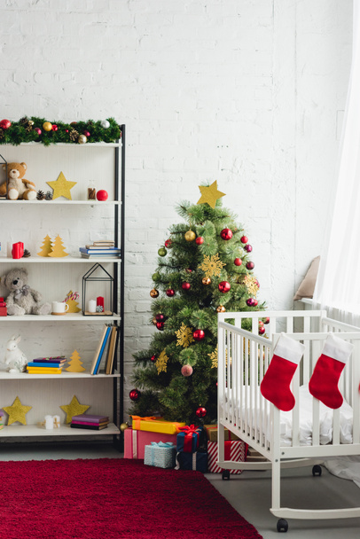 interior de la habitación de bebé decorada de Navidad con cuna
 - Foto, Imagen