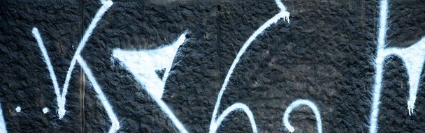 Fragmento de desenhos de grafite. A parede velha decorada com manchas de tinta no estilo da cultura de arte de rua. Textura de fundo colorida
. - Foto, Imagem