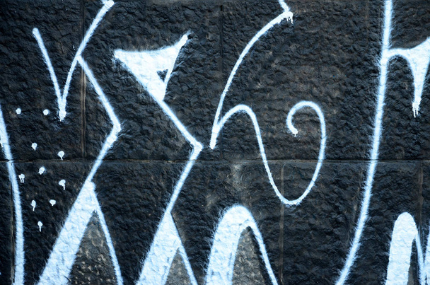 Fragment von Graffiti-Zeichnungen. die alte Wand mit Farbflecken im Stil der Street-Art-Kultur dekoriert. farbige Hintergrundtextur. - Foto, Bild
