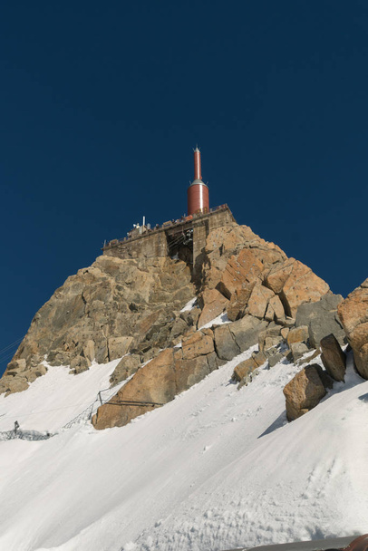 die bergstation der aiguille du midi (3842 m) in chamonix-mont blanc, haute-savoie, franz - Foto, Bild
