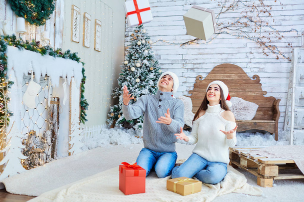 glückliches junges Paar hat Spaß an Weihnachten. - Foto, Bild