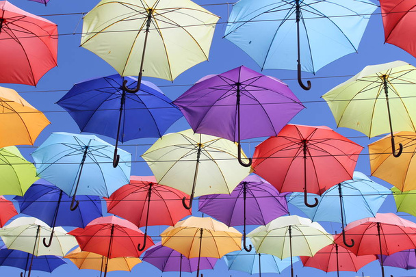 Bunte Regenschirme schmücken die Straßen. Bunte Regenschirme hängen über - Foto, Bild