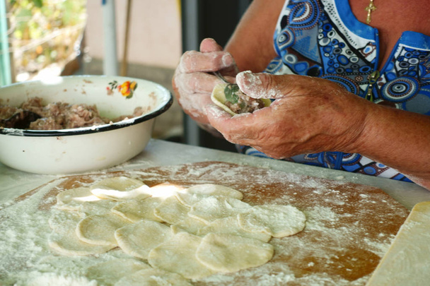 Recette maison pour boulettes (raviol) i. Traditionnellement, les femmes de l'ancienne génération moulent les boulettes dans la famille
. - Photo, image