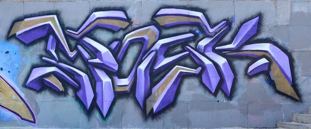 Fragment rysunki graffiti. Stary mur ozdobiony plamy farby w stylu kultury sztuki ulicy. Kolorowe tło tekstura w odcieniach purpurowy. - Zdjęcie, obraz