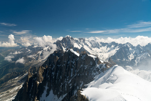 Mont Blanc je nejvyšší hora v Alpách a nejvyšší v Evropě. Panorama Aiguille Verte a zasněžený hřeben s horolezci. Nádherné panorama Evropské Alpy v slunečný den. - Fotografie, Obrázek