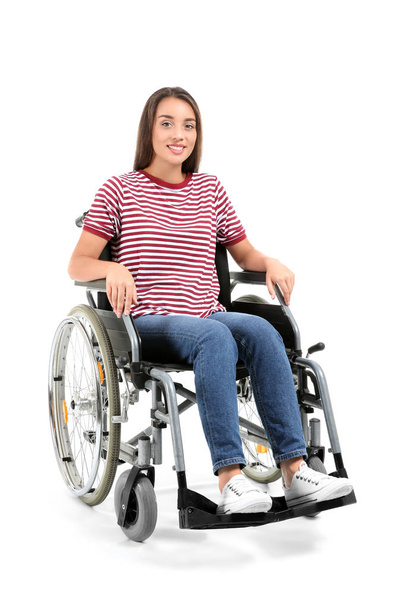 Jeune femme assise en fauteuil roulant sur fond blanc
 - Photo, image