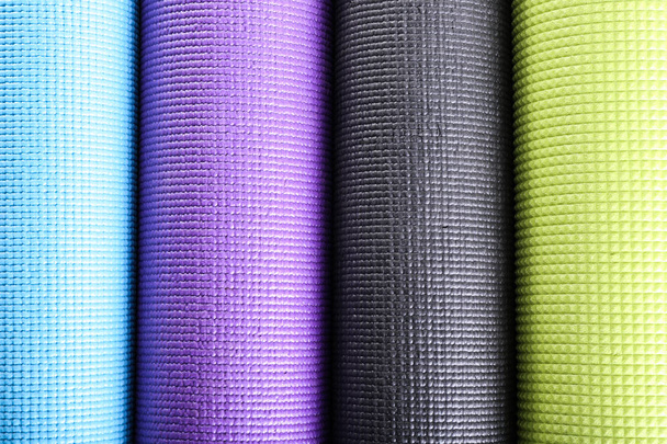 Verschillende kleurrijke yoga matten - Foto, afbeelding