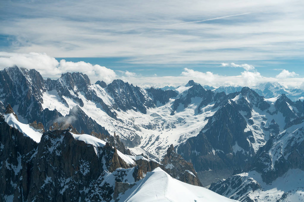 Mont Blanc is the highest mountain in the Alps and the highest in Europe. Panorama of Aiguille Verte and snowy ridge with mountaineers. Beautiful panorama of European Alps in sunny day. - Foto, afbeelding