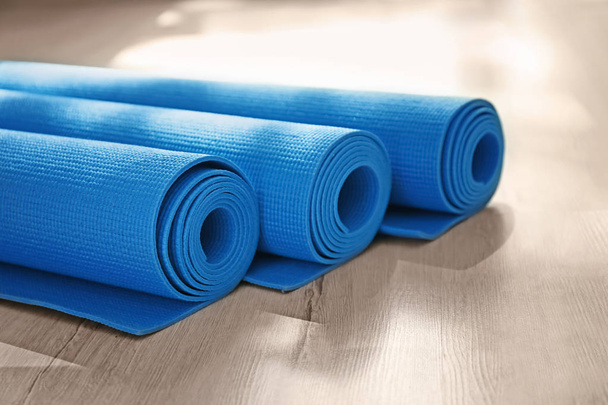Alfombras de yoga de color en el suelo en interiores
 - Foto, imagen