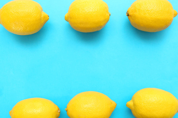 Verse citroenen op kleur achtergrond, plat leggen - Foto, afbeelding