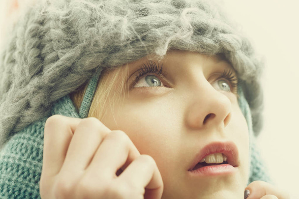 Pretty young girl with blond hair in fashionable hat - Фото, изображение