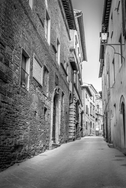 B&W scena urzekających miasta Montepulciano w Toskanii, Włochy - Zdjęcie, obraz