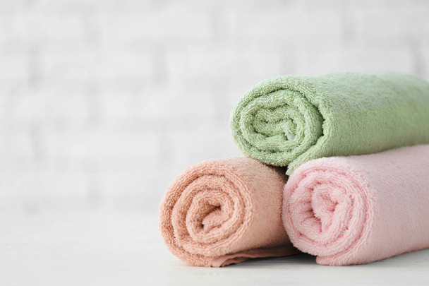 Za tepla válcované čisté měkké ručníky na bílém stole - Fotografie, Obrázek