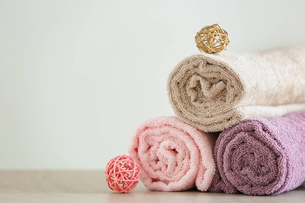 Warmgewalste schone zachte handdoeken op Lichttafel - Foto, afbeelding
