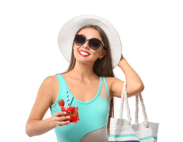 Krásná žena v plavkách a s chutné Letní koktejl na bílém pozadí - Fotografie, Obrázek