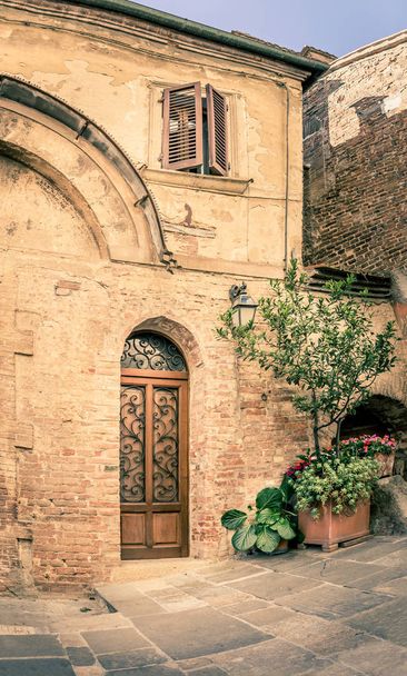 Ulice krásné podmanivé Montepulciano město v oblasti Toskánsko, Itálie - Fotografie, Obrázek
