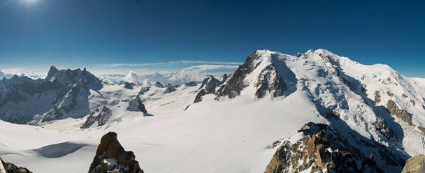 Mont Blanc jest najwyższy szczyt w Alpach i najwyższy w Europie. Piękne widoki na Alpy w słoneczny dzień. Haute-Savoie, Francja - Zdjęcie, obraz