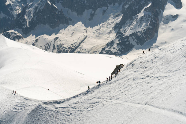 mont blanc ist der höchste Berg der Alpen und der höchste Europas. Panorama der aiguille verte und des schneebedeckten Bergrückens mit Bergsteigern. Schönes Alpenpanorama bei sonnigem Tag. - Foto, Bild