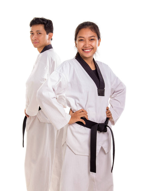 Un grupo de artistas marciales posando en sus uniformes, retrato aislado sobre fondo blanco
 - Foto, Imagen