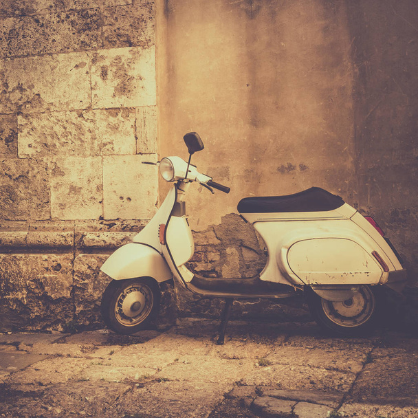 Scooter en frente del antiguo edificio en la ciudad de Montepulciano, Toscana
 - Foto, Imagen