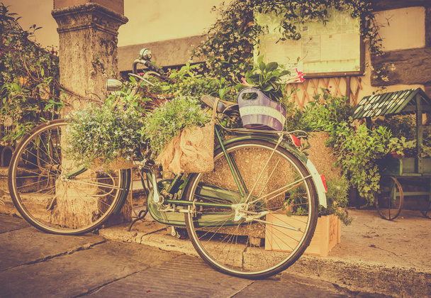 altes Fahrrad voller Blumen, schöne toskanische Szene - Foto, Bild