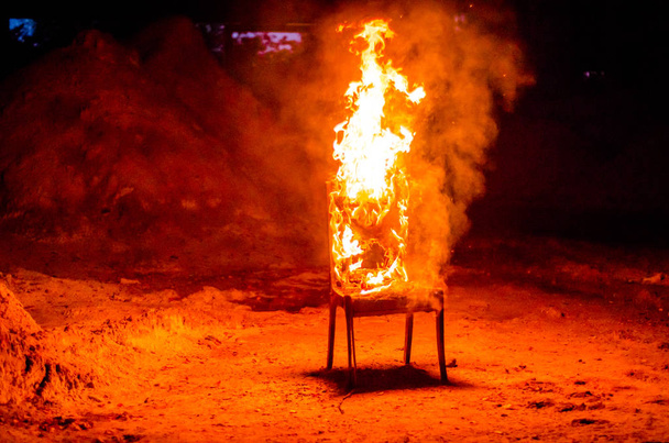 La silla de madera está en llamas. Incineración de muebles. Foto conceptual, burnout
 - Foto, imagen