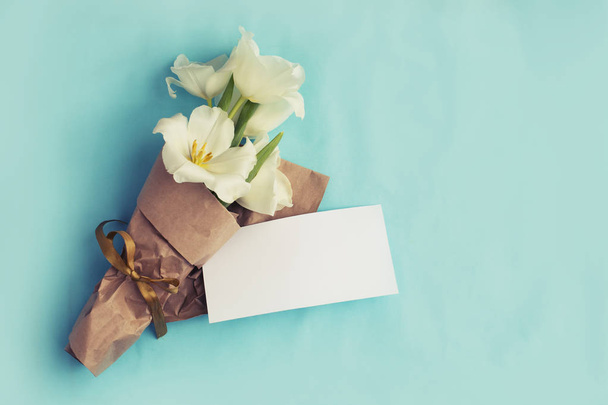 white flowers and empty card with copy space - 写真・画像