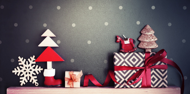 vue rapprochée des décorations vintage de Noël, sapin jouet sur étagère
 - Photo, image