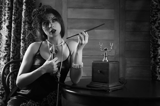 1930-as években a gyönyörű lány dohányzik fekete-fehér - Fotó, kép