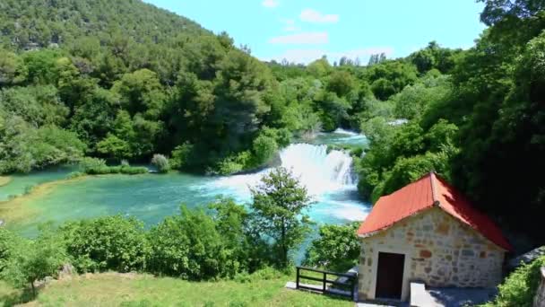 Luftaufnahme des Wasserfalls im Nationalpark Krka, einem der berühmtesten Nationalparks, der von vielen Touristen besucht wird.skradinski buk: Nationalpark Krka, Kroatien. - Filmmaterial, Video