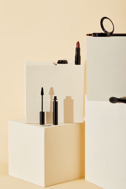 varios suministros de maquillaje acostado en cubos beige
 - Foto, imagen