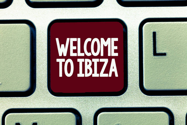 Uwaga: pisanie Wyświetlono Zapraszamy do Ibiza. Biznesowe zdjęcie prezentujący Serdeczne pozdrowienia z jednym z Baleary Hiszpania - Zdjęcie, obraz
