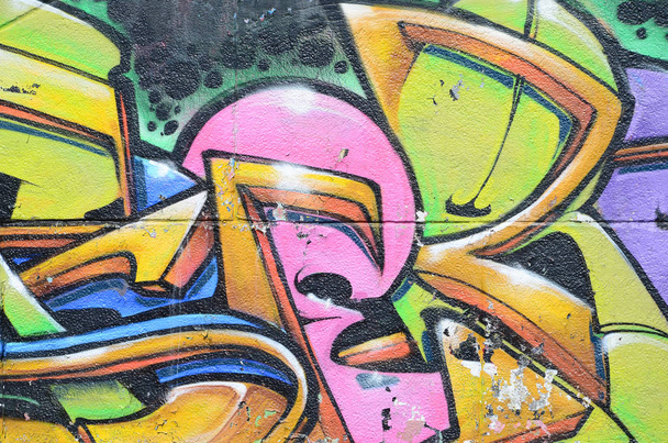 Фрагмент граффити рисунков. Старая стена декорирована краской в стиле уличного искусства. Многоцветная текстура фона
. - Фото, изображение