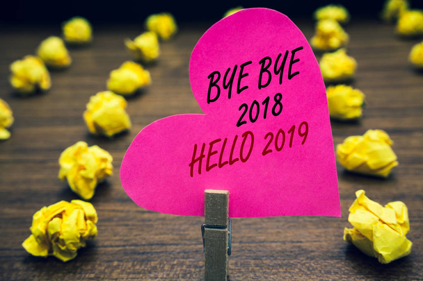 Texto de foto de negocios a partir de año nuevo Mensaje motivacional 2018 ha terminado Paperclip hold pink written heart woody floor with yellow lobs
. - Foto, imagen