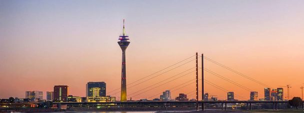 Nézd, Düsseldorf, Németországban a naplemente       - Fotó, kép