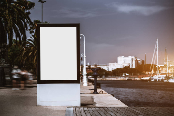 Szablon element zastępczy billboard na nasyp miasta, chodnik po lewej stronie; pionowe puste reklama transparent makiety w pobliżu quay; biały pusty szyld informacyjny nad brzegiem morza - Zdjęcie, obraz
