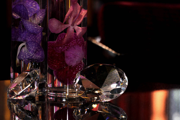 蘭の花の花瓶に近いガラスのトップ テーブルに置くモックアップ daimonds - 写真・画像