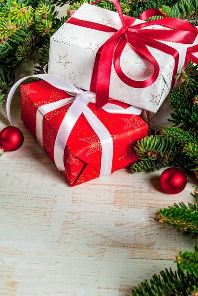 Χριστουγεννιάτικο φόντο με τα Χριστούγεννα παρουσιάζουν κουτί δώρα και διακόσμηση, fir tree branchesabove αντίγραφο χώρο για το κείμενο - Φωτογραφία, εικόνα