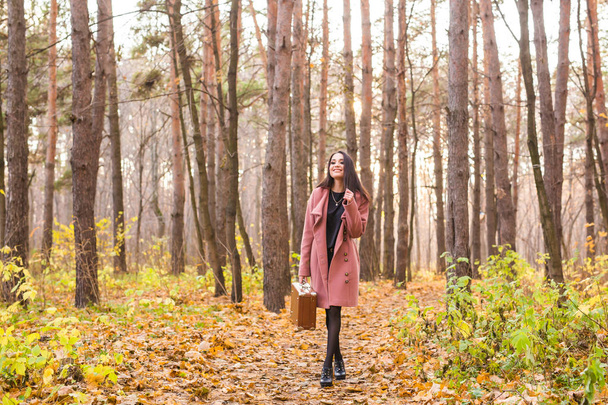 Jesień, sezon i ludzi pojęcie - młoda kobieta spaceru w parku na jesień - Zdjęcie, obraz