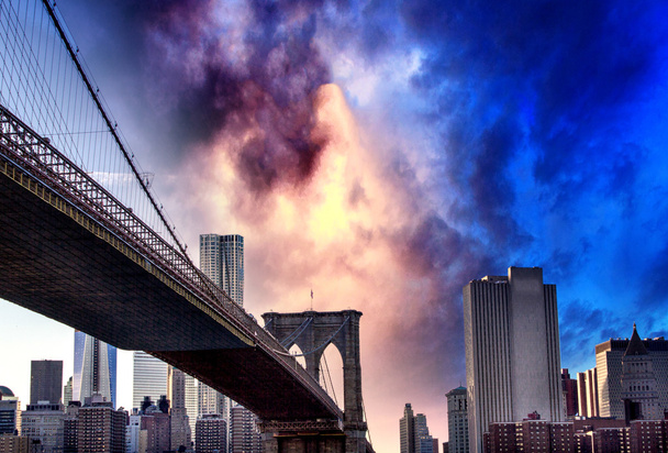 amazing new york stadsgezicht - wolkenkrabbers en brooklyn brug van - Foto, afbeelding