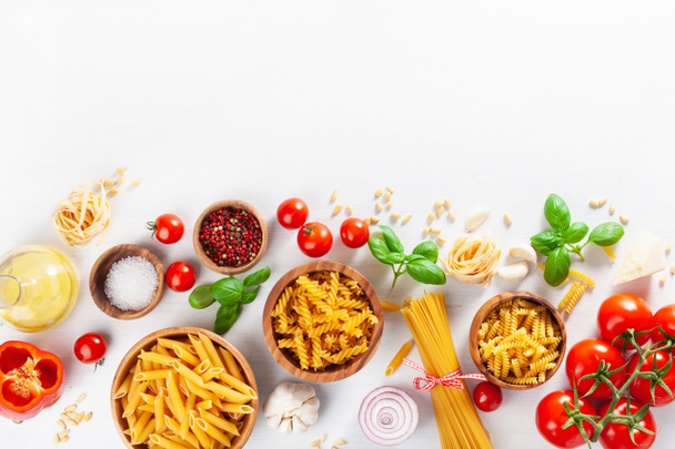 інгредієнти для італійського кус-кус плоского шару, макарони спагетті Пенне Фузілі томатні олії овочі
 - Фото, зображення