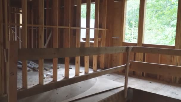 dom lub budynek niedokończony drewnianej ramie - Materiał filmowy, wideo
