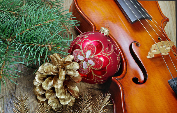Nový rok na pozadí. Novoroční ples, vánoční strom a golden jedle Kavkazská na dřevěný stůl. - Fotografie, Obrázek