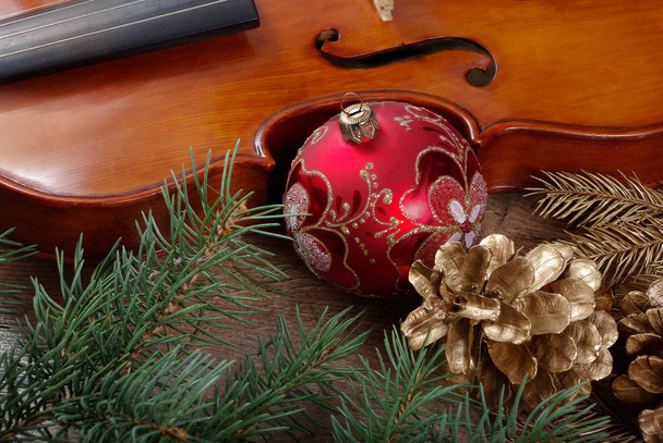 Nový rok na pozadí. Novoroční ples, vánoční strom a golden jedle Kavkazská na dřevěný stůl. - Fotografie, Obrázek