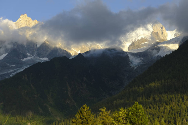 Alpská krajina pod mraky a údolí při západu slunce, Mont Blanc, Francie. - Fotografie, Obrázek